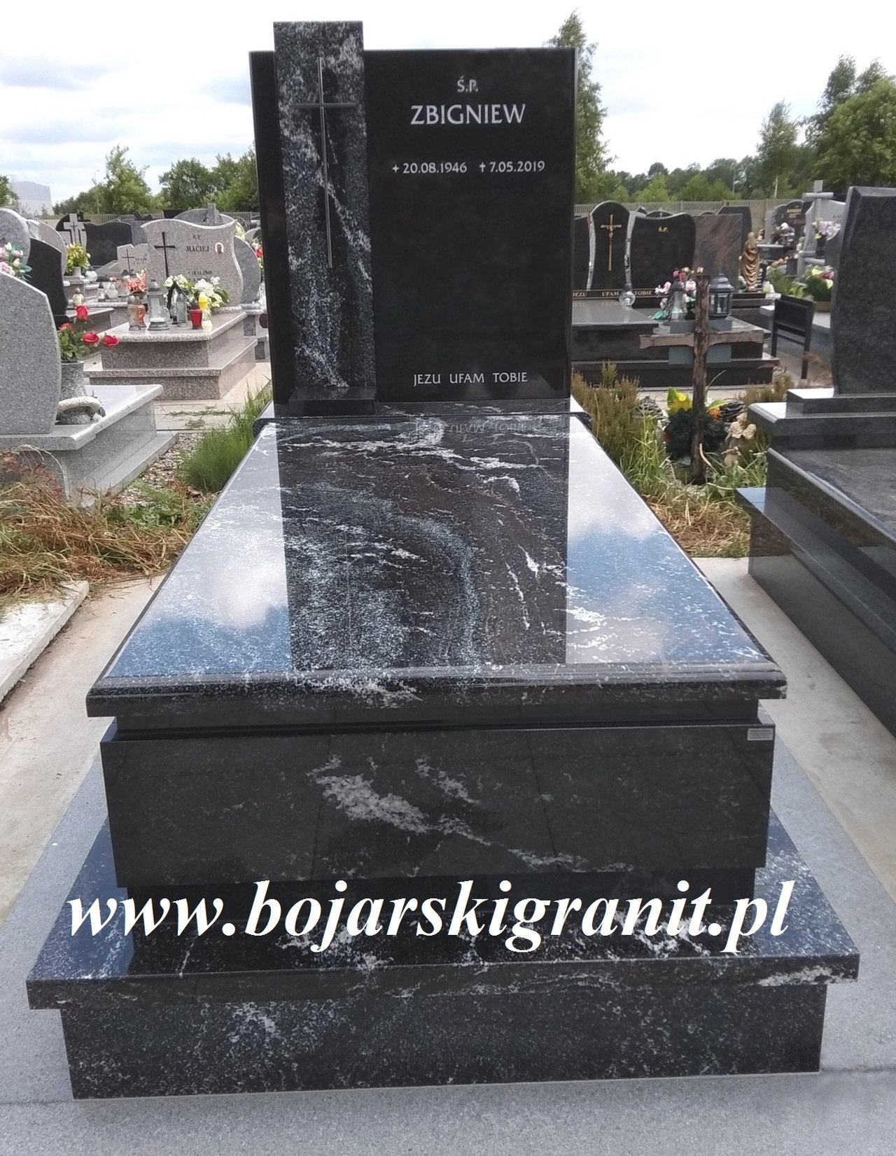 Pomnik z granitu "Tundra"