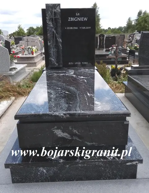 Pomnik z granitu "Tundra"