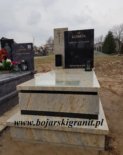 Pomnik-grobowiec "Kashmir Gold" z czarną tablicą