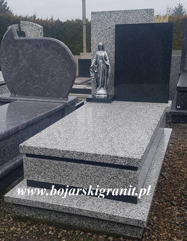 Nagrobek z granitu "Bianco Perla" z ciemną tablicą z granitu "Impala" oraz figurką Matki Boskiej