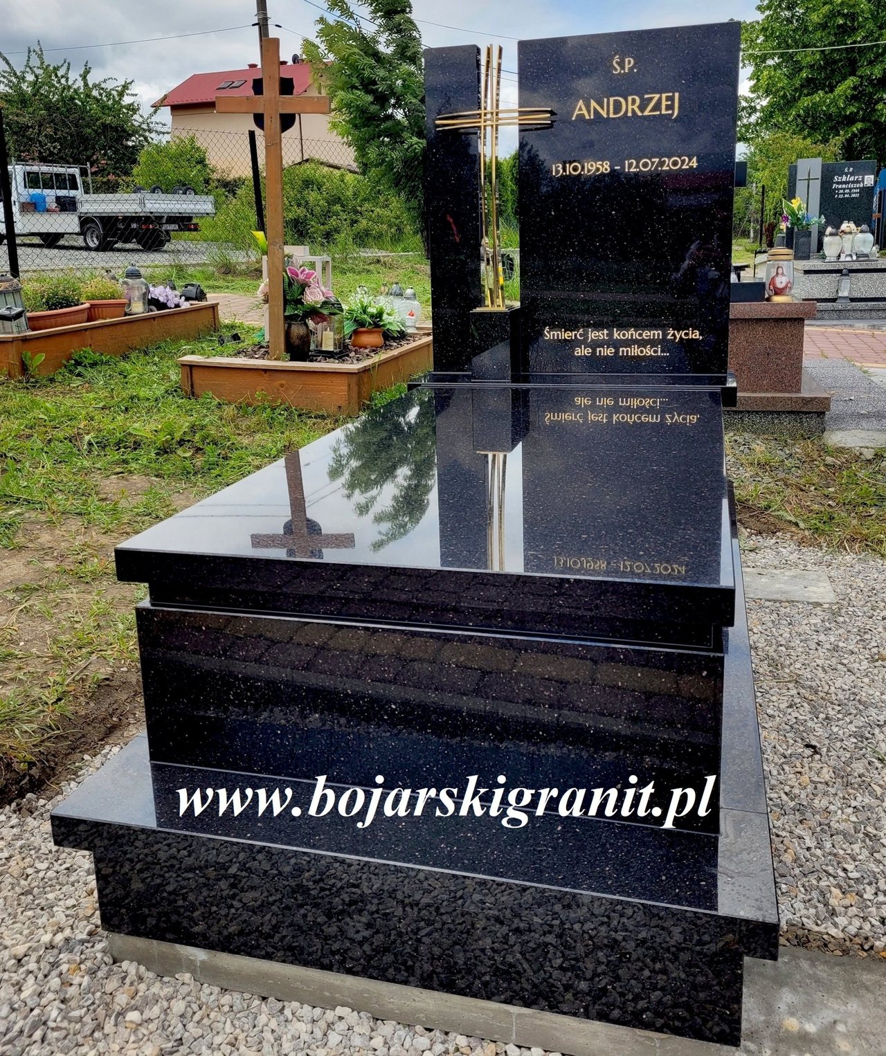 Nagrobek "Star Galaxy" z krzyżem i napisami w kolorze złotym