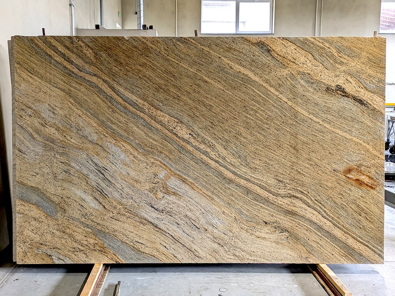 Granit Golden Dream | kamień z naturalnym użyleniem w ciepłych odcieniach brązu i złota