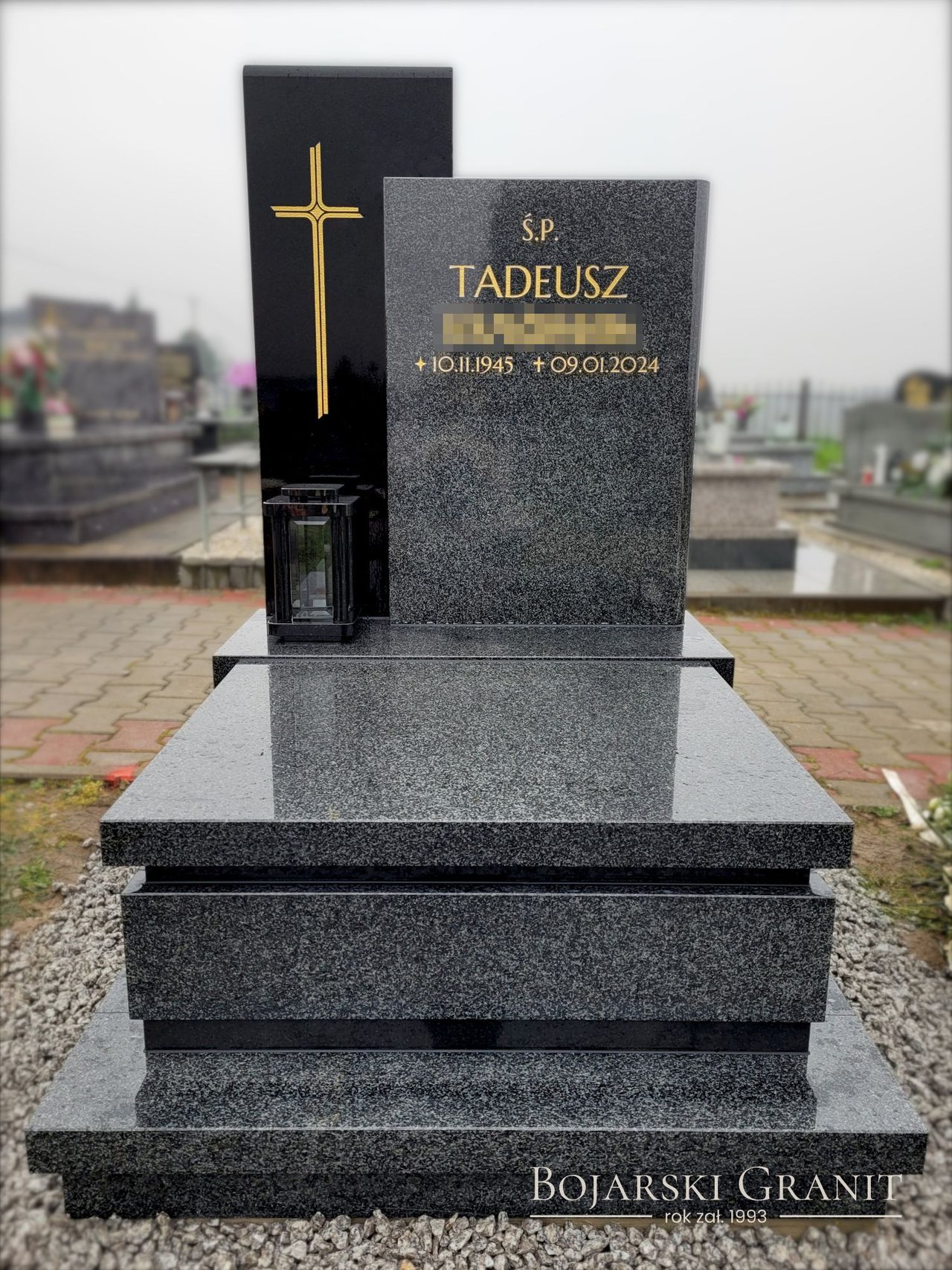 Nagrobek urnowy z kamienia "Impala" i czarnego granitu z kamienną latarką