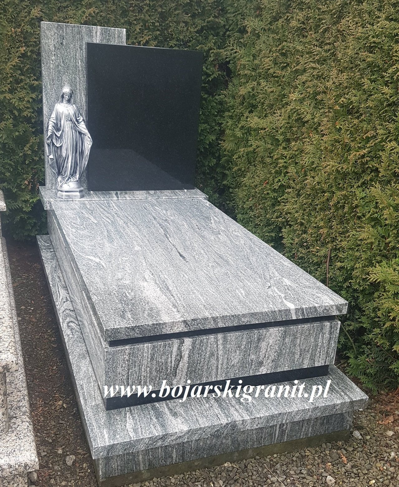 Pomnik z kamienia "Verde Marina" z czarną tablicą i czarnymi "kołnierzami"