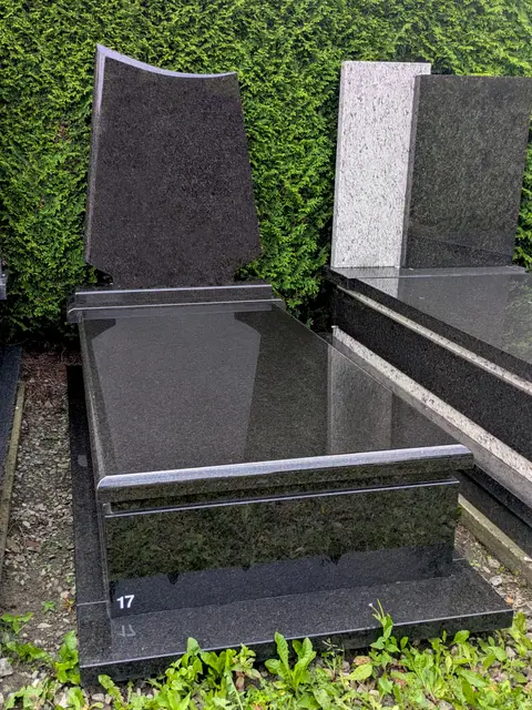 Nagrobek pojedynczy z granitu "Black Peral" z wykończeniem w ćwierćwałkach i profilowaną tablicą napisową