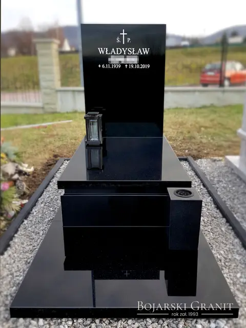 Nagrobek urnowy z czarnego granitu "Jet Black" z granitowym wazonem i latarką