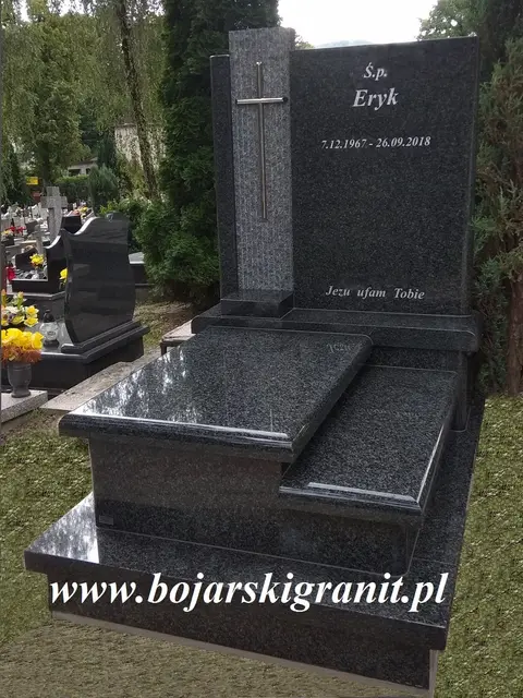 Nagrobek urnowy granitowy ciemny, dwupłytowy