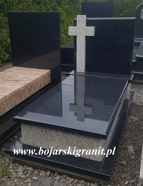 Nagrobek granitowy z jasnym krzyżem i ciemną płytą