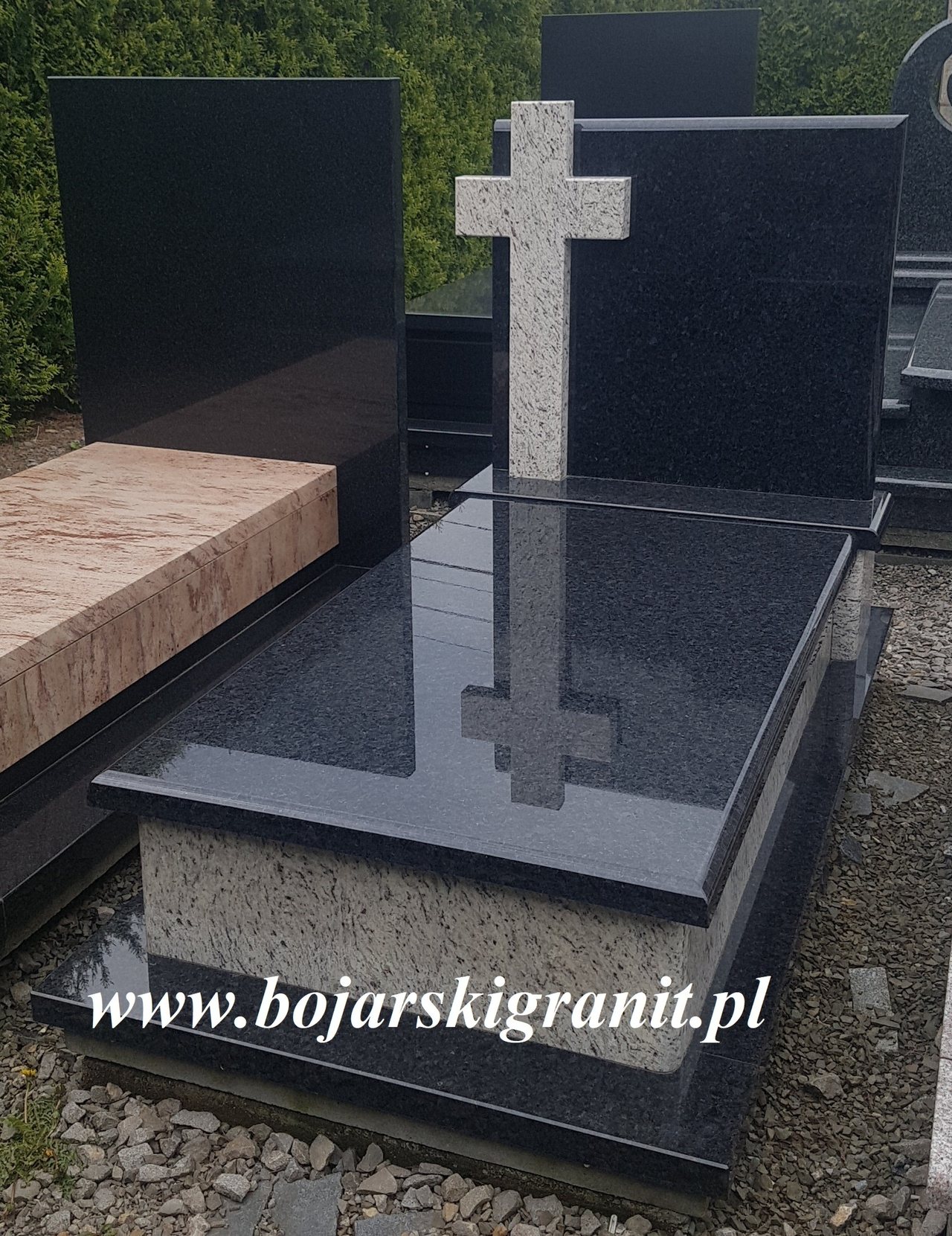 Nagrobek granitowy z jasnym krzyżem i ciemną płytą