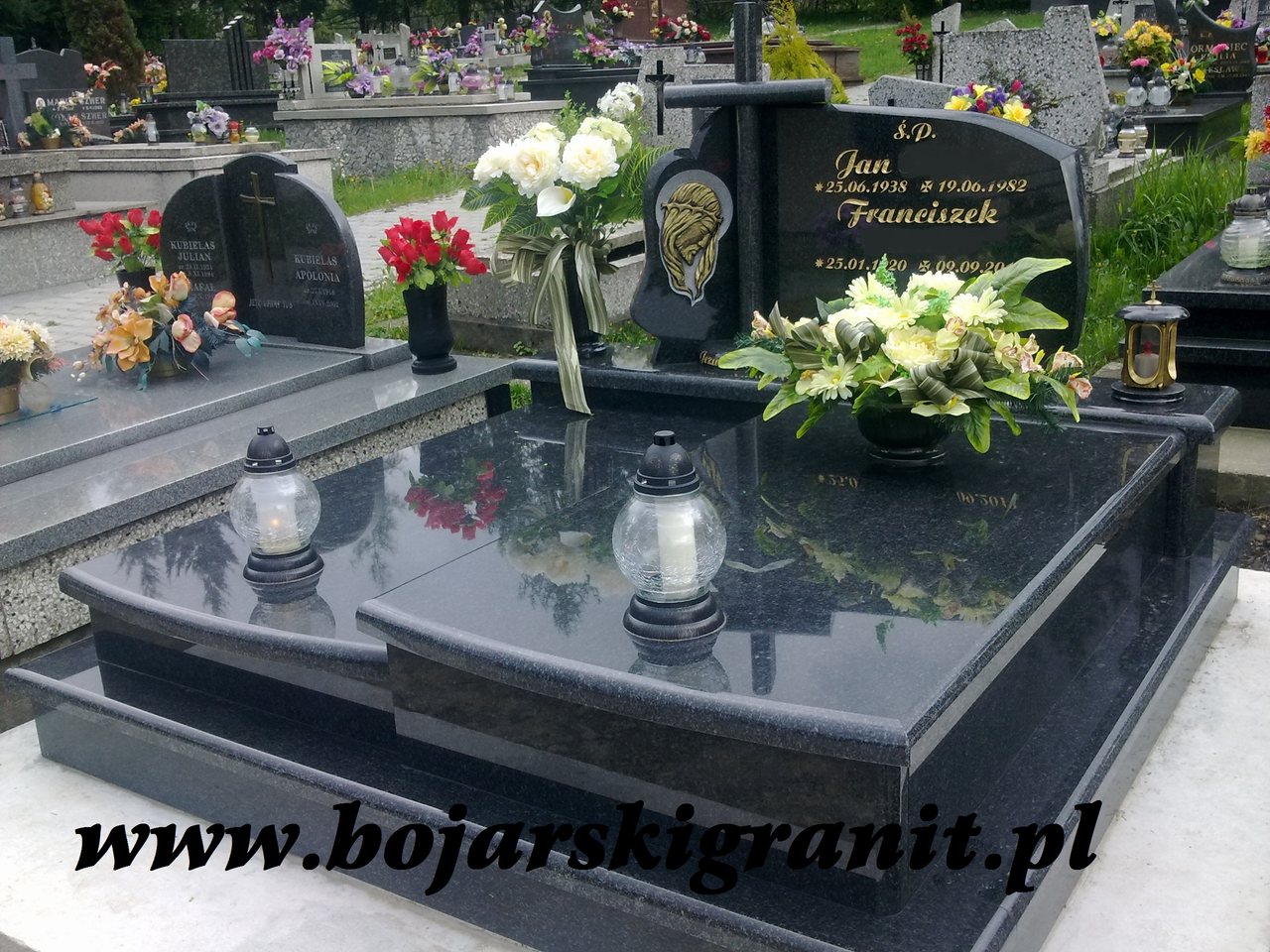 Czarny nagrobek podwójny. Wzór z krzyżem i płaskorzeźbą.