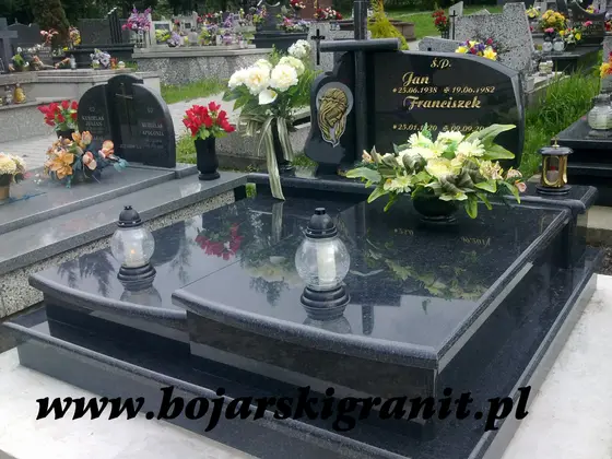 Czarny nagrobek podwójny. Wzór z krzyżem i płaskorzeźbą.