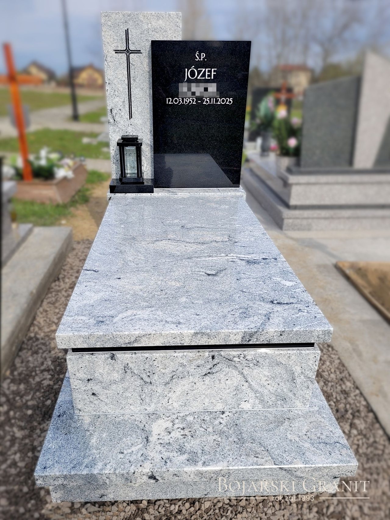 Nagrobek pojedynczy z granitów "Viscount White" i "Monumental Black"