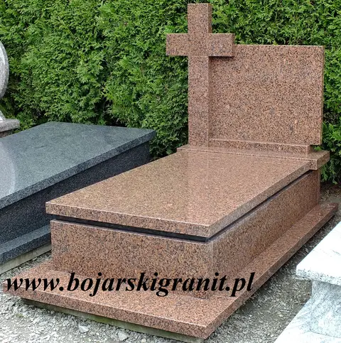 Nagrobek pojedynczy z granitu "Balmoral Red" pochodzącego z Finlandii.