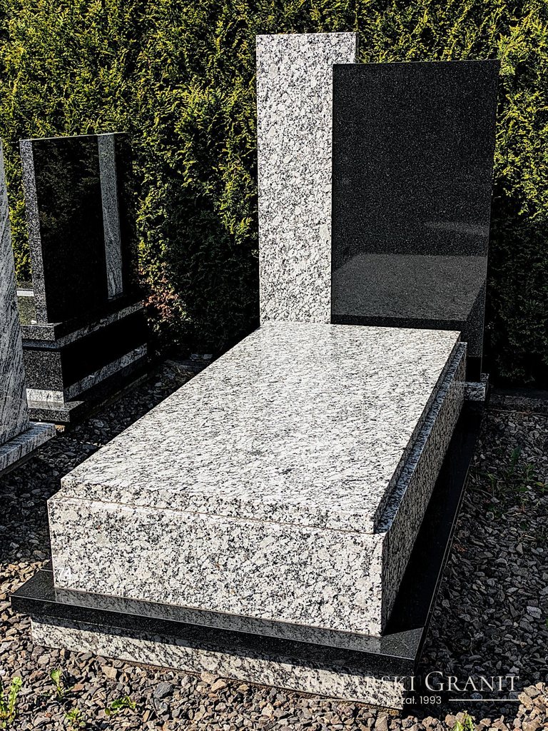 Nowoczesny dwukolorowy nagrobek granitowy wykonany z granitu "Gran Perla" i "Bengal Black" - dostępny w ofercie promocyjnej