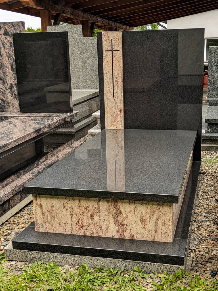 Nowoczesny nagrobek pojedynczy z granitów "Shivakashi” oraz "Jet Black" z grawerowanym krzyżem