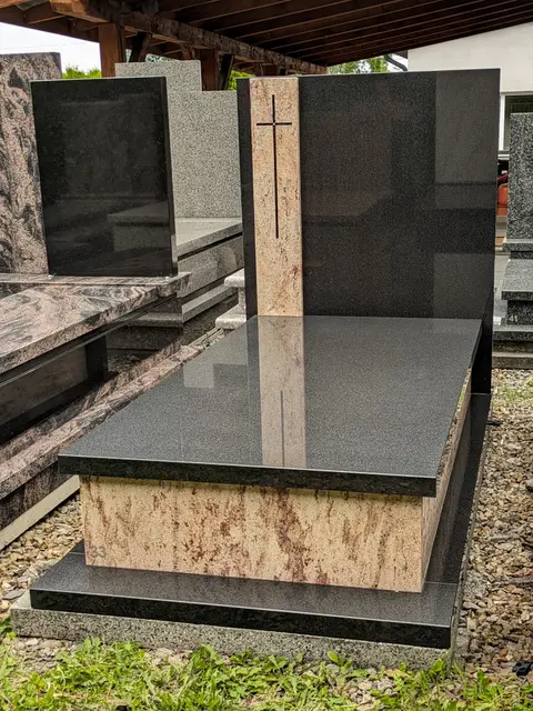 Nowoczesny nagrobek pojedynczy z granitów "Shivakashi” oraz "Jet Black" z grawerowanym krzyżem