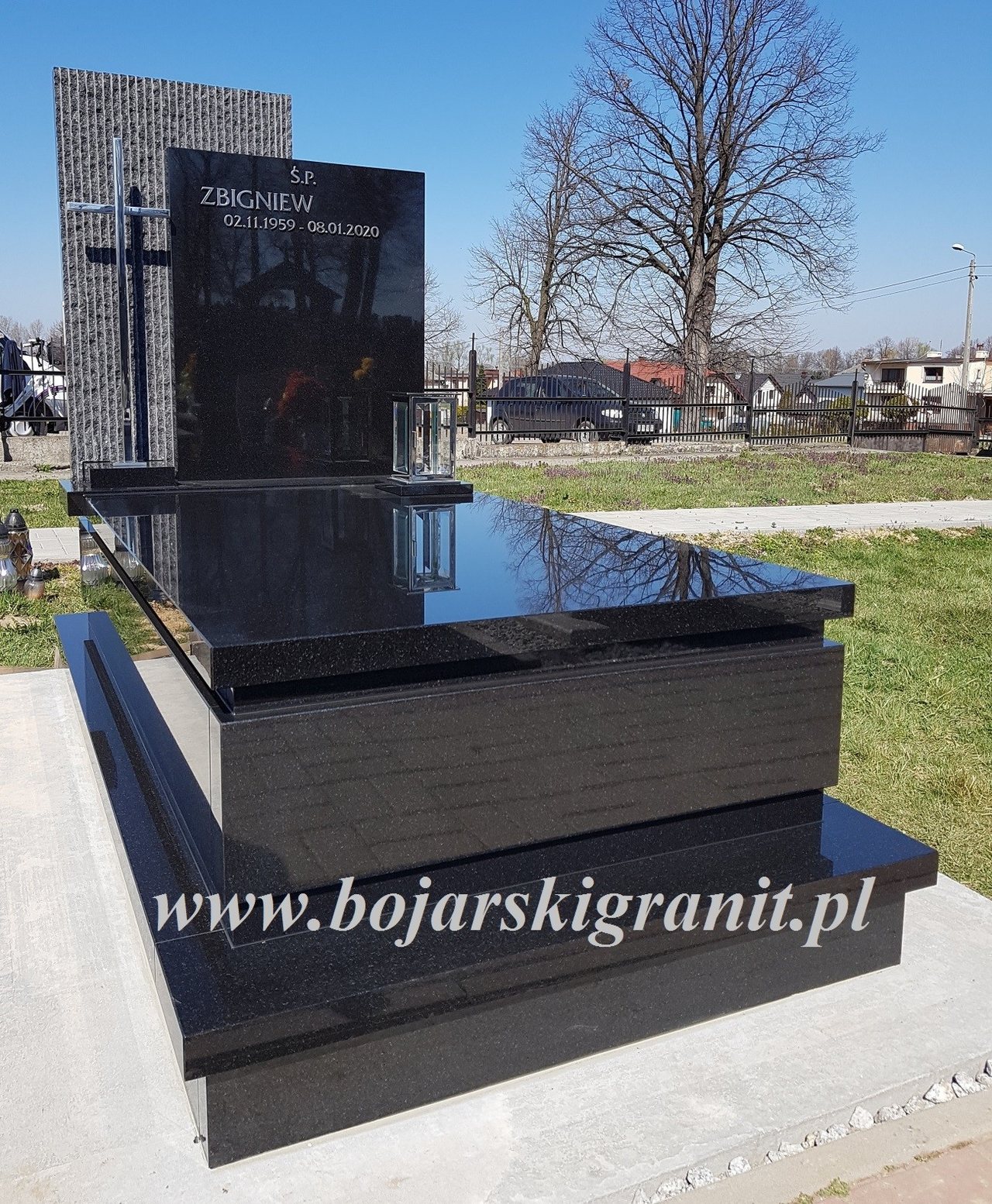 Czarny pomnik. Litery i krzyż z nierdzewki