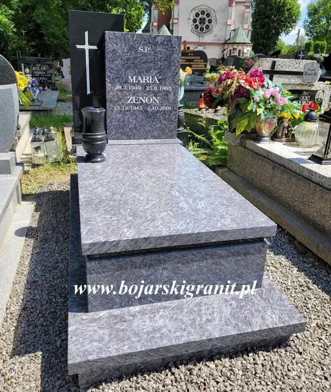 Pojedynczy nagrobek z kamienia "Orion" z białymi napisami
