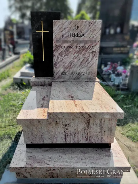 Nagrobek urnowy z granitów "Shivakashi" oraz "Warangal Black", dwukolorowy i dwupoziomowy, wykończony w kantach