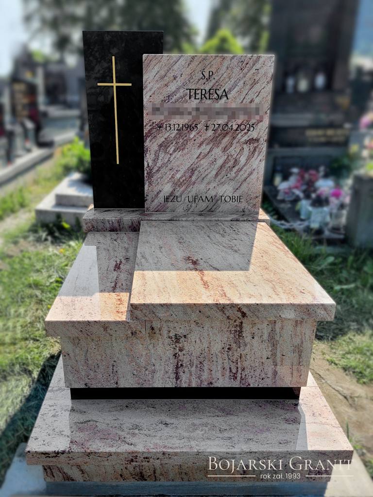 Nagrobek urnowy z granitów "Shivakashi" oraz "Warangal Black", dwukolorowy i dwupoziomowy, wykończony w kantach