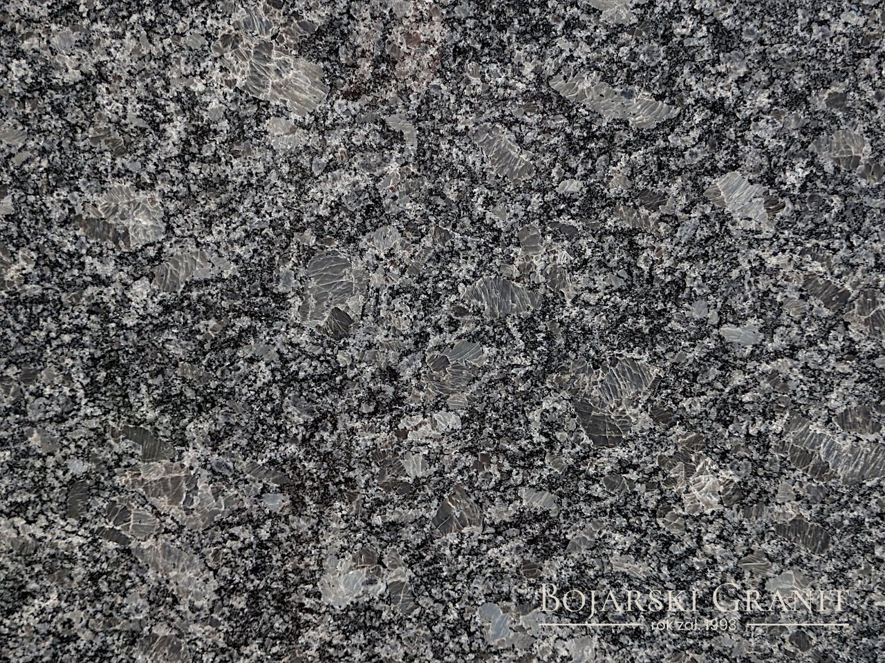 Granit "Steel Grey" – ciemnoszary granit o stalowoszarym tle i naturalnym uziarnieniu