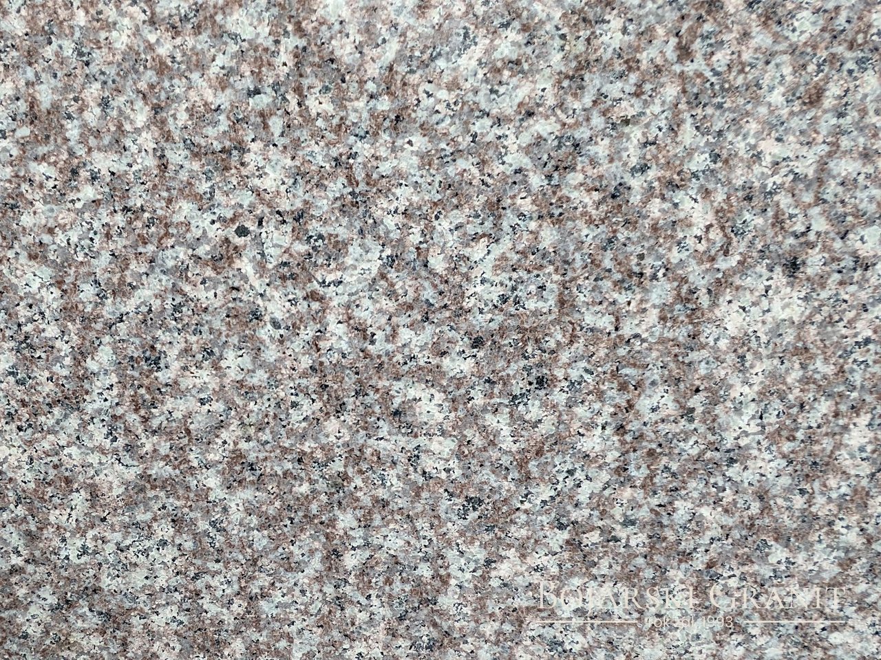 Granit Brąz Królewski – jasnobrązowy granit 