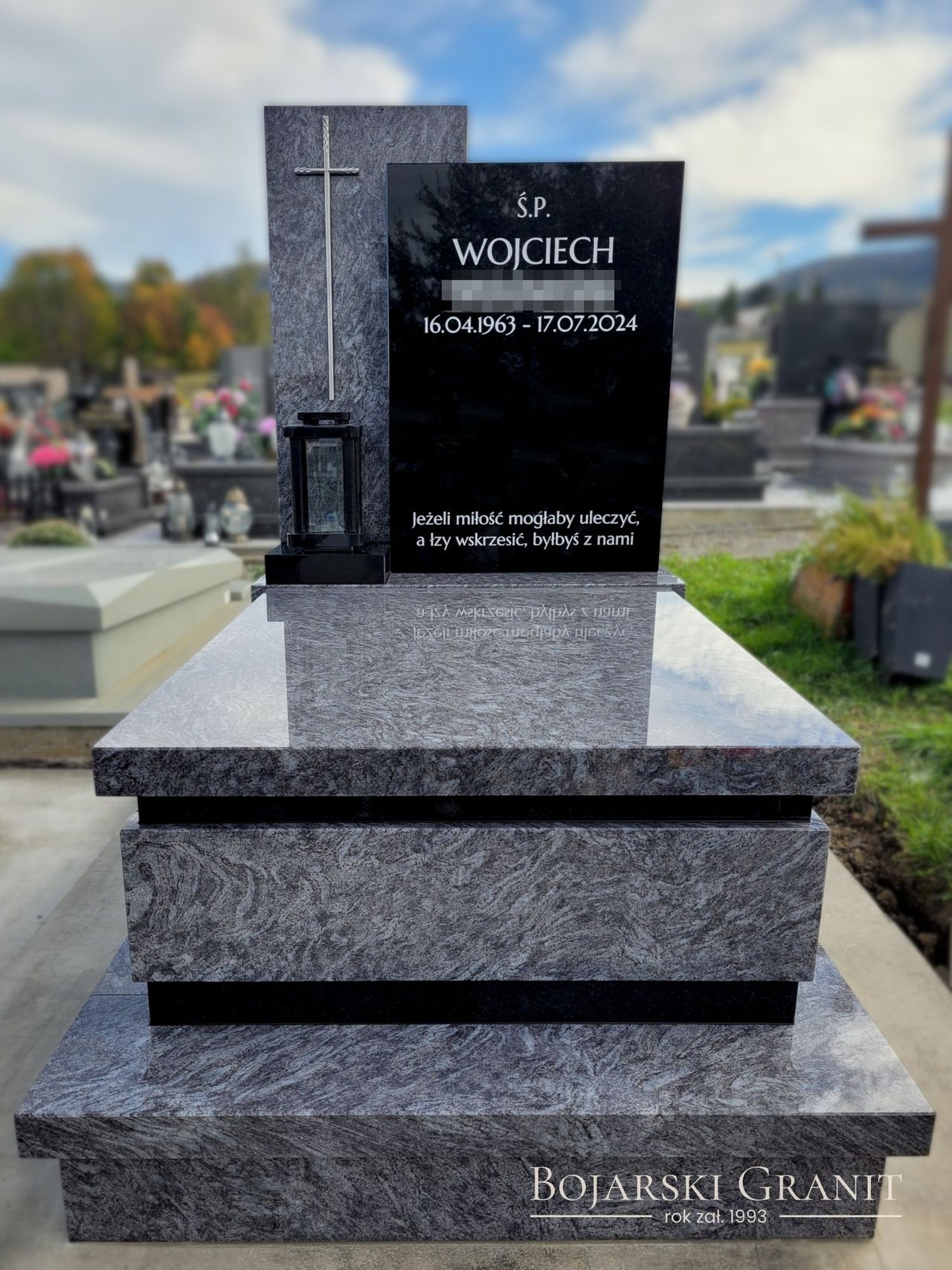 Dwukolorowy nagrobek urnowy z granitu "Orion" z czarnymi elementami "Premium Black"