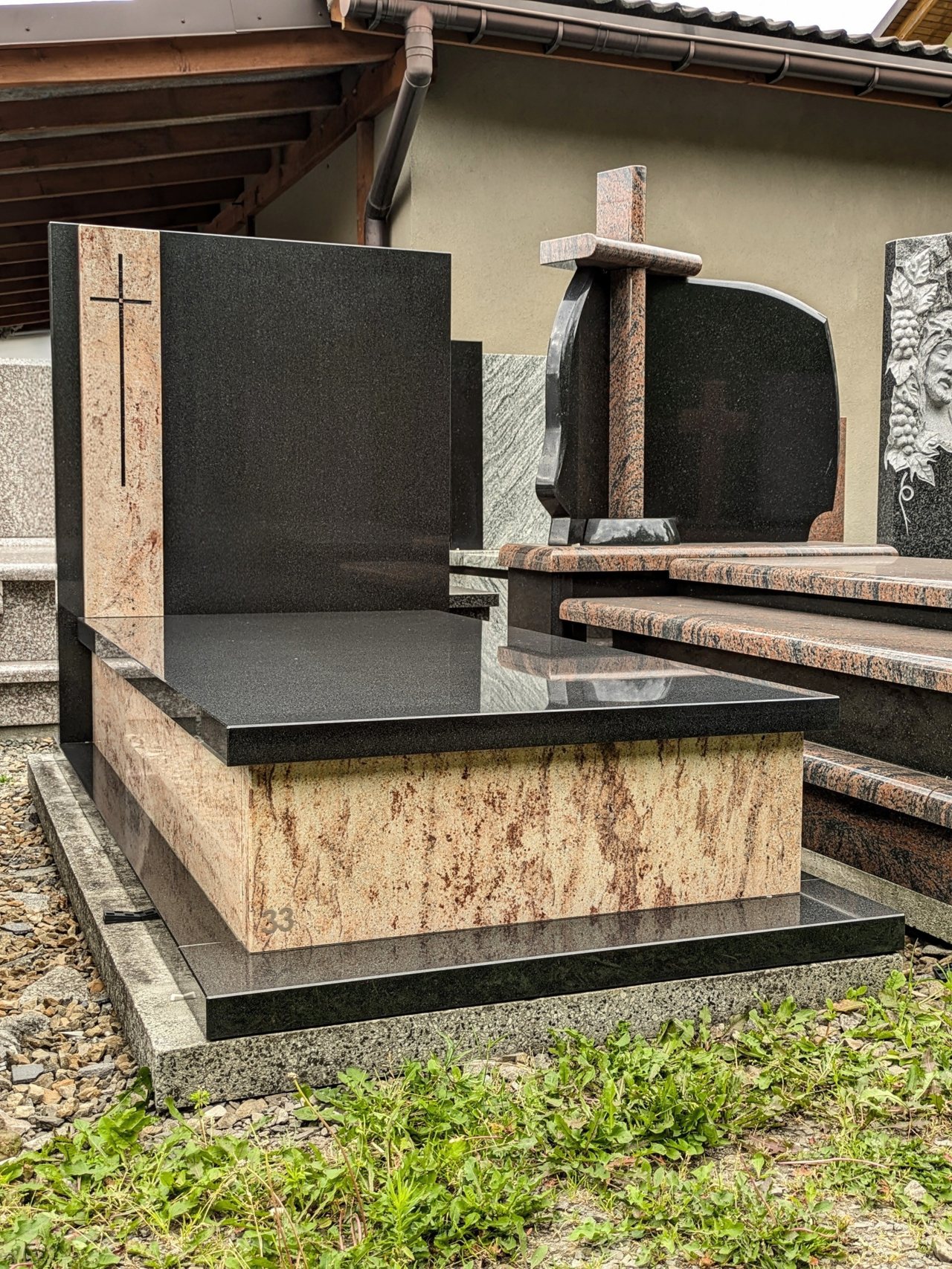 Nowoczesny nagrobek pojedynczy z granitów "Shivakashi” oraz "Jet Black"