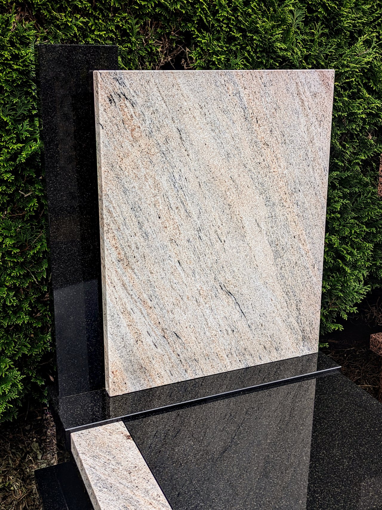Dwukolorowa tablica nagrobna z granitów "Ivory Fantasy" oraz "Warangal"