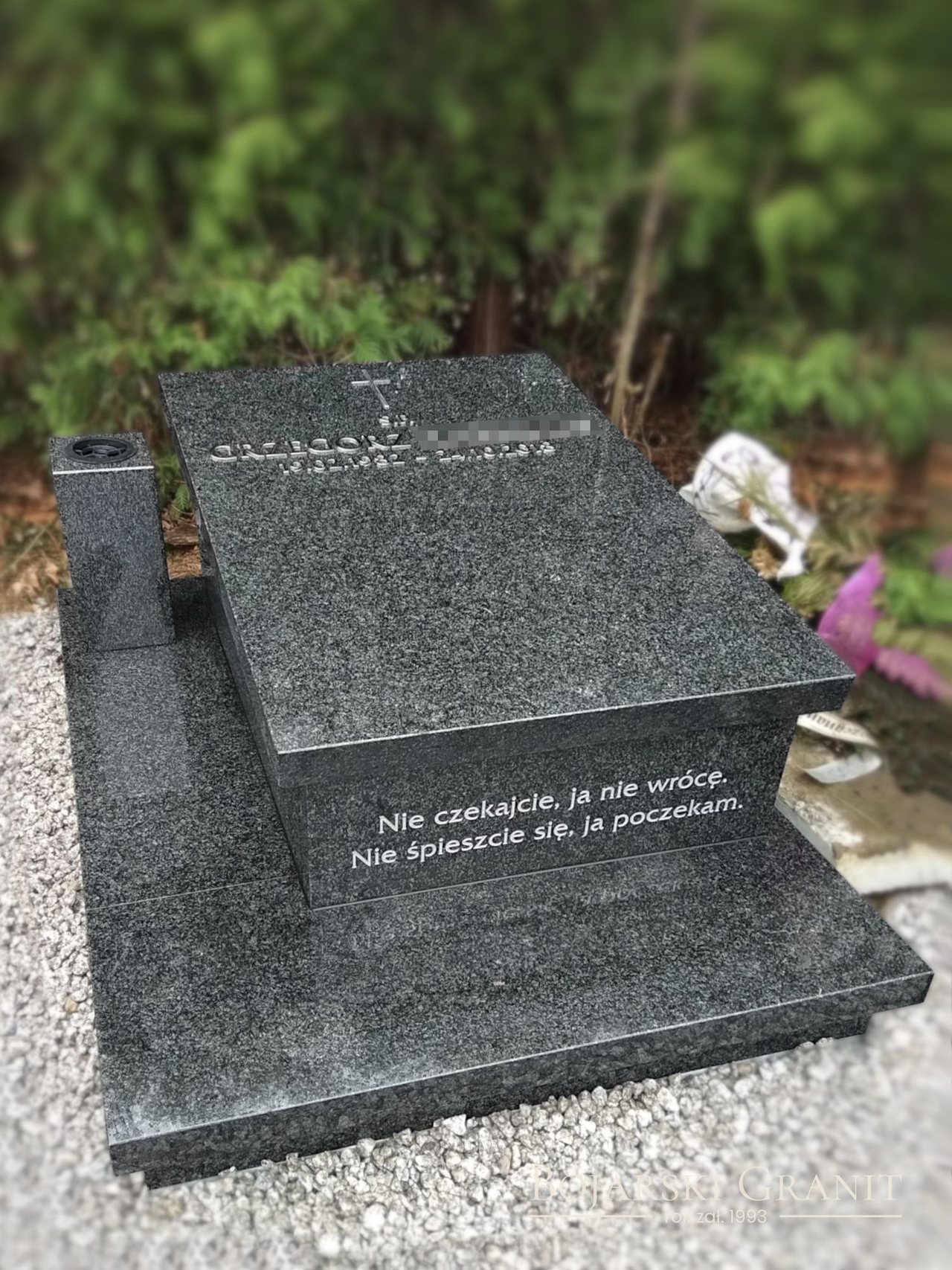 Nagrobek urnowy typu sarkofag z granitu "Impala" ze srebrnymi literami