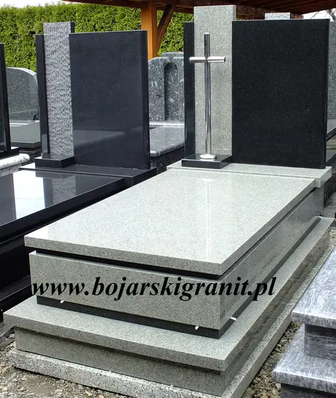 Nagrobek pojedynczy z granitu "Bohus" z czarną tablicą napisową