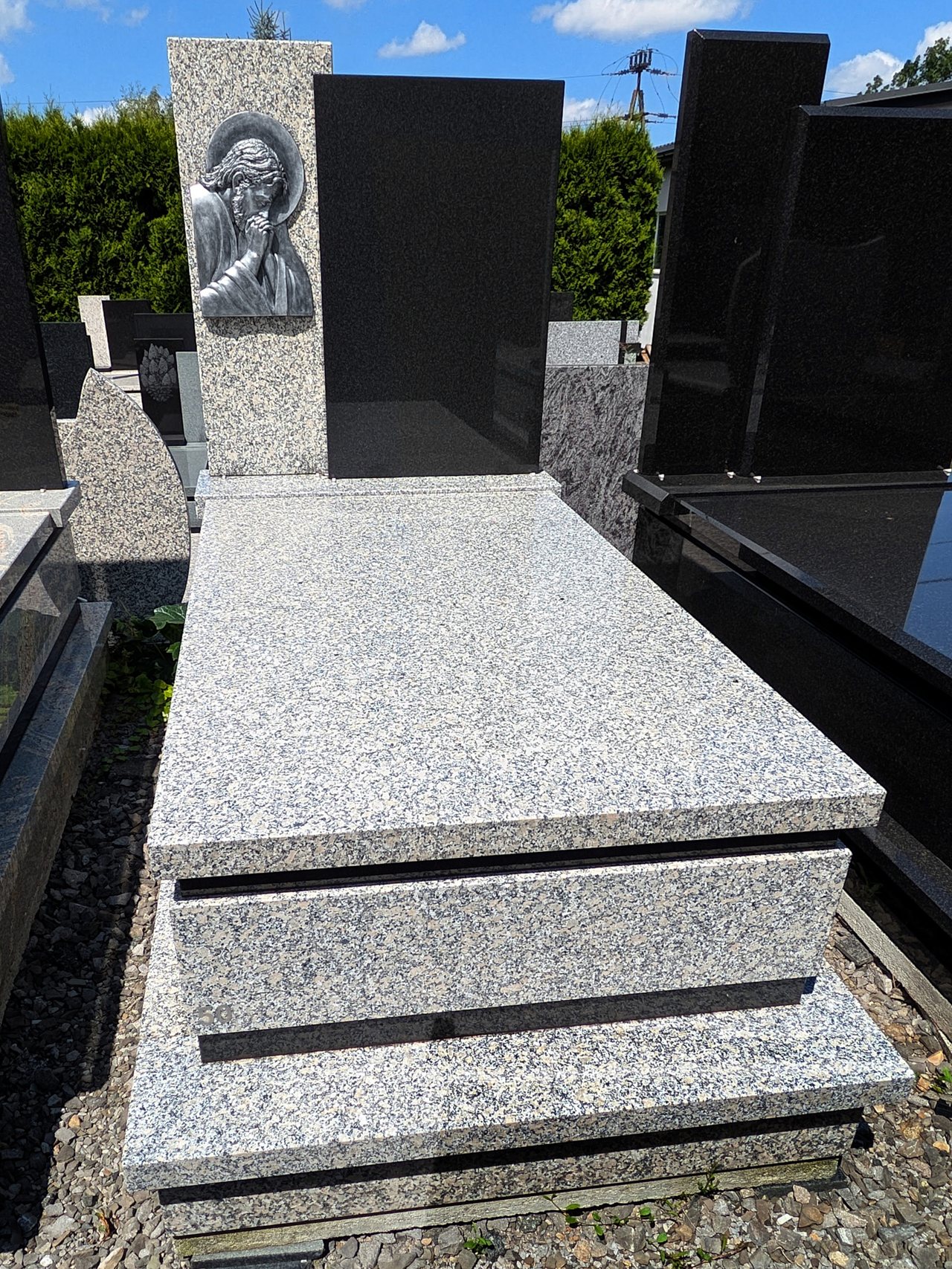 Dwukolorowy nagrobek pojedynczy z granitów "Crema Julia" oraz "Premium Black" z wizerunkiem Jezusa modlądcego 