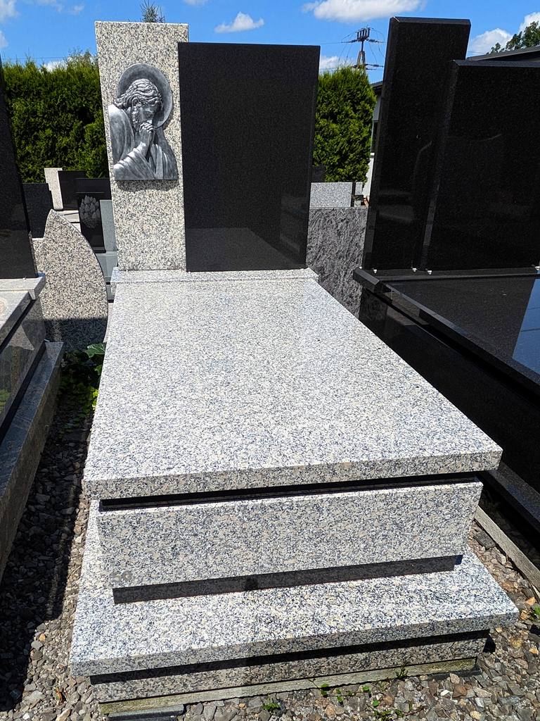 Dwukolorowy nagrobek pojedynczy z granitów "Crema Julia" oraz "Premium Black" z wizerunkiem Jezusa modlądcego 