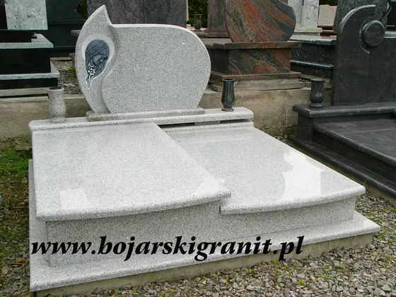 Nagrobek podwójny z jasnego granitu, płaskorzeźba Maryi