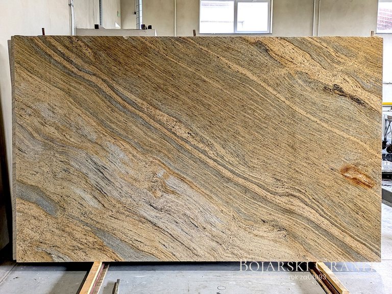 Granit Golden Dream | kamień z naturalnym użyleniem w ciepłych odcieniach brązu i złota