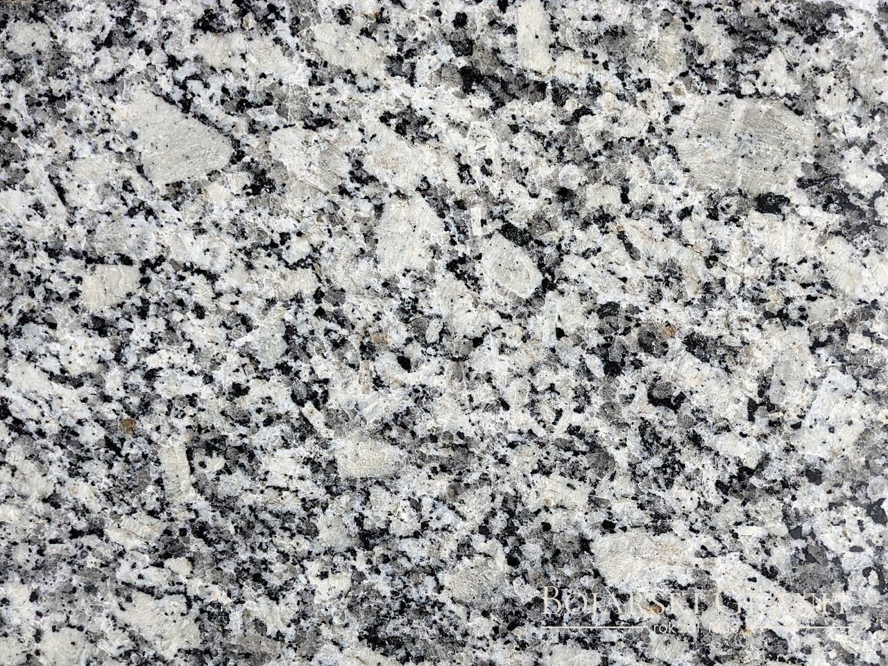 Granit "Gran Perla" – szaro-srebrzysty granit z grafitowym i czarnym uziarnieniem