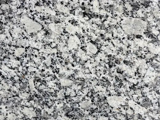 Granit "Gran Perla" – szaro-srebrzysty granit z grafitowym i czarnym uziarnieniem