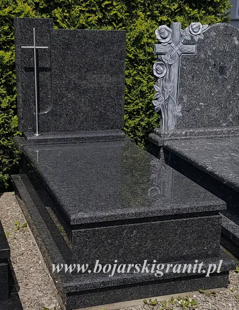Ciemny nagrobek z błyszczącego kamienia "Angola"