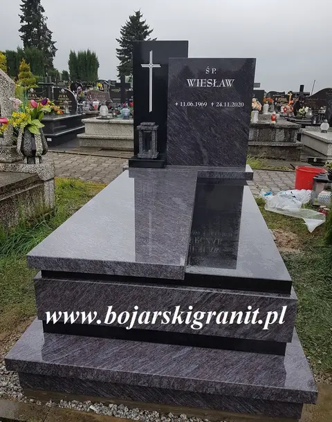 Pomnik z ciemnego "Oriona" w połączeniu z czarnym kamieniem.