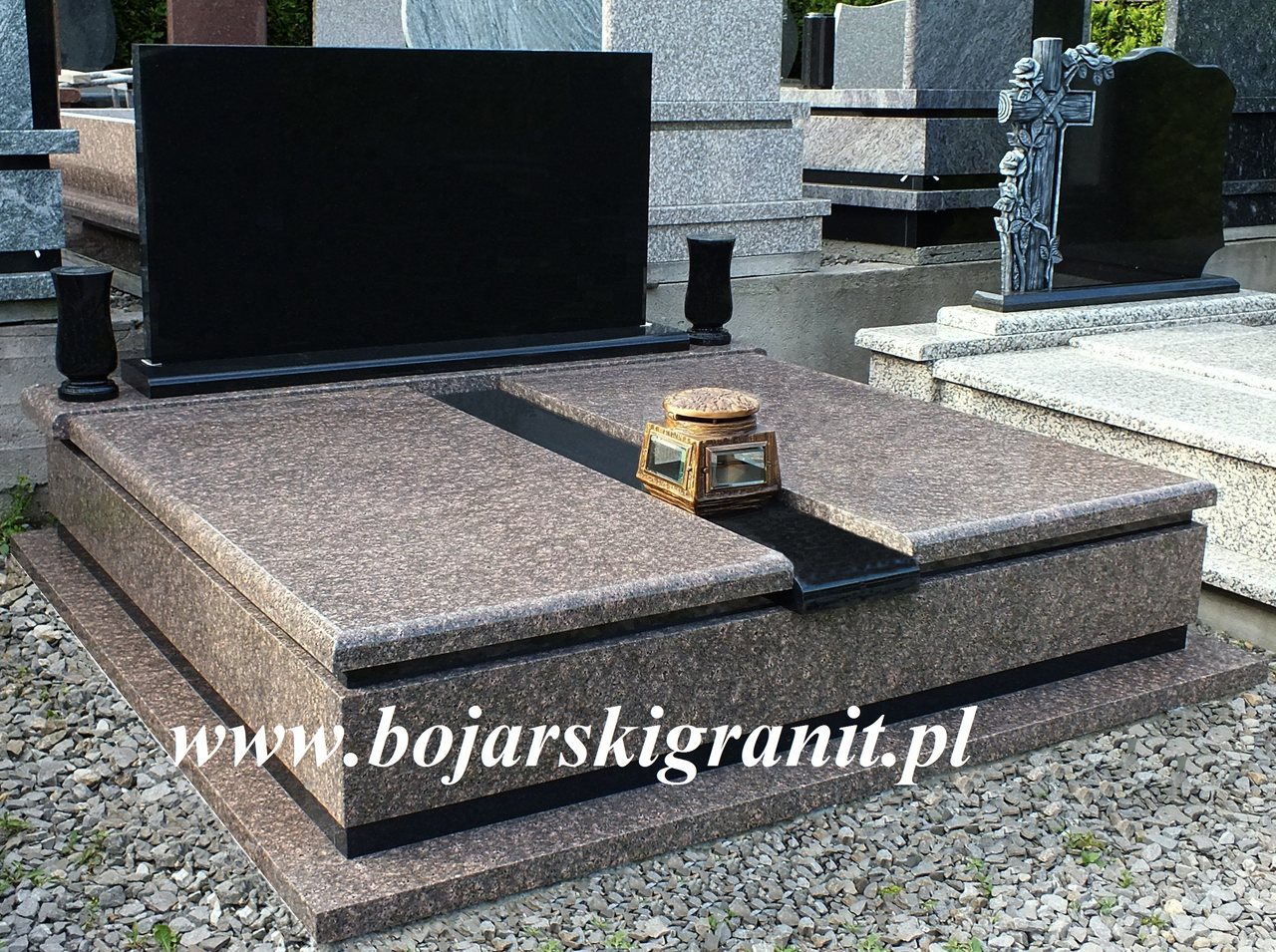 Nagrobek podwójny z brązowego granitu, tablica prosta z granitu czarnego. Wazony czarne obok tablicy.