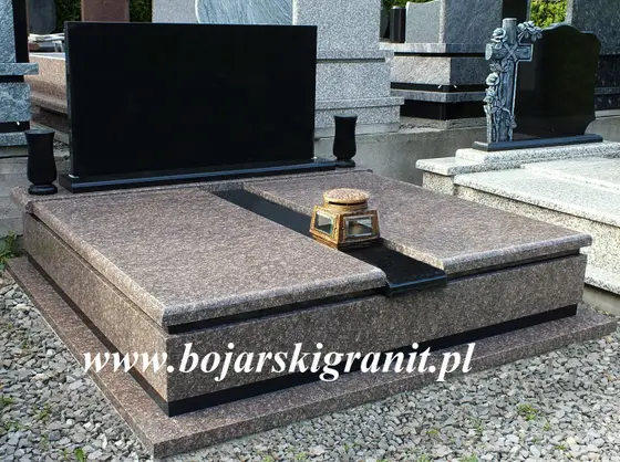 Nagrobek podwójny z brązowego granitu, tablica prosta z granitu czarnego. Wazony czarne obok tablicy.
