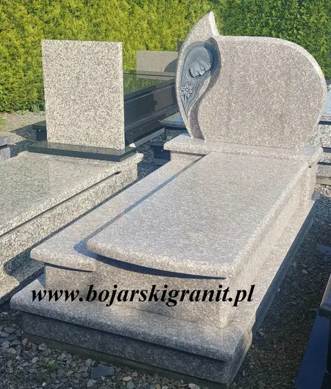Pomnik granitowy dwupoziomowy z rzeźbą Maryi
