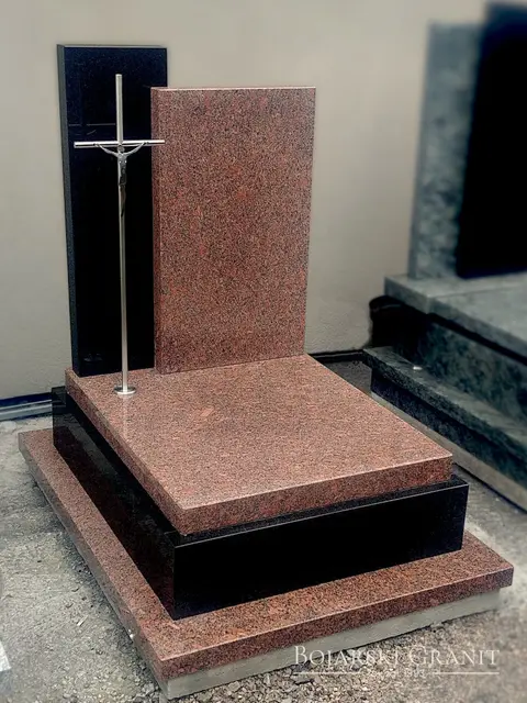 Urnowy nagrobek z granitu "Santiago Red" z czarnymi elementami i nierdzewnym krzyżem