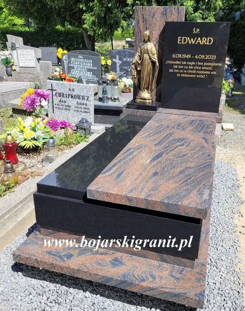 Nagrobek z Gnejsa i czarnego granitu, z figurką Maryi w kolorze złotym