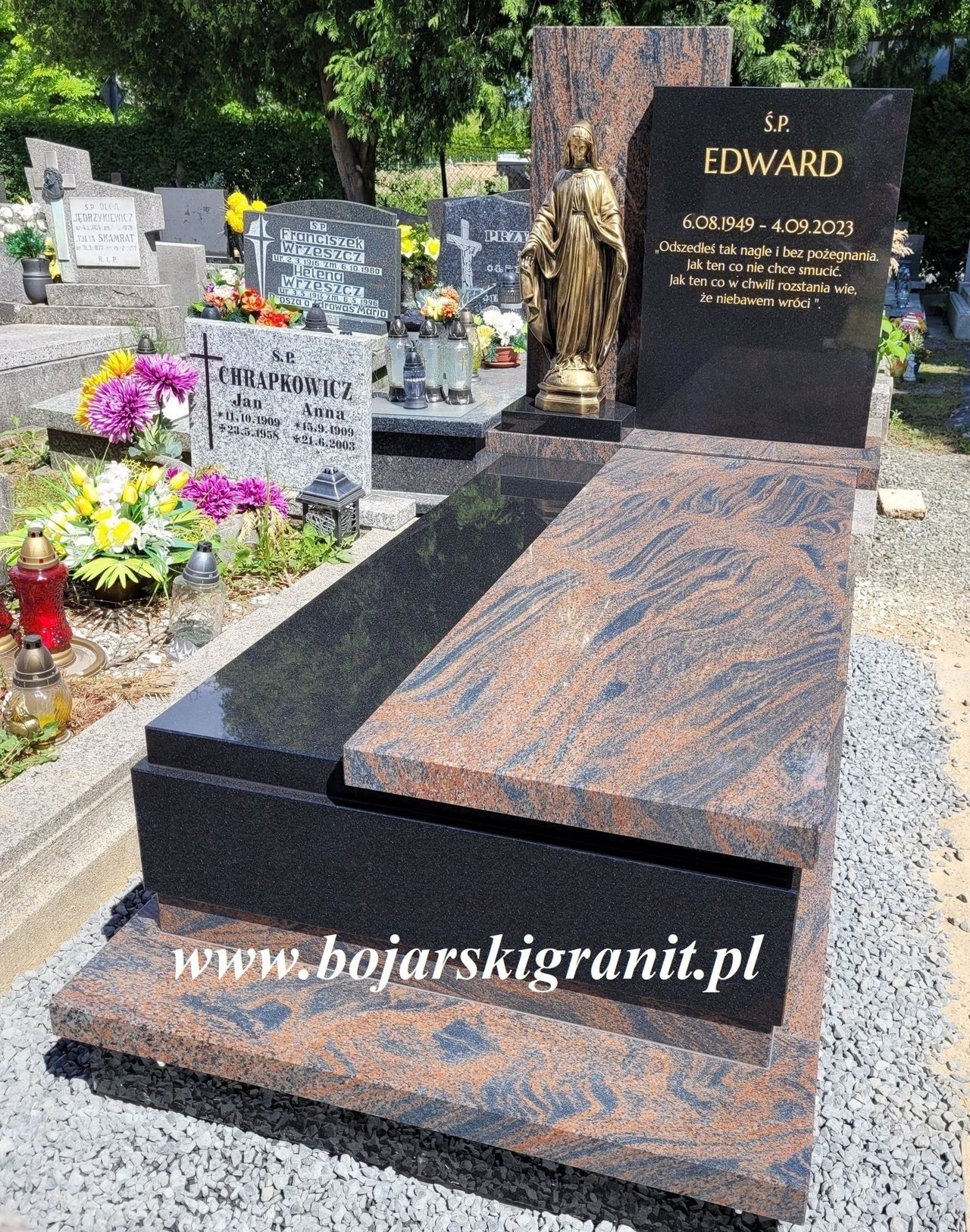 Nagrobek z Gnejsa i czarnego granitu, z figurką Maryi w kolorze złotym