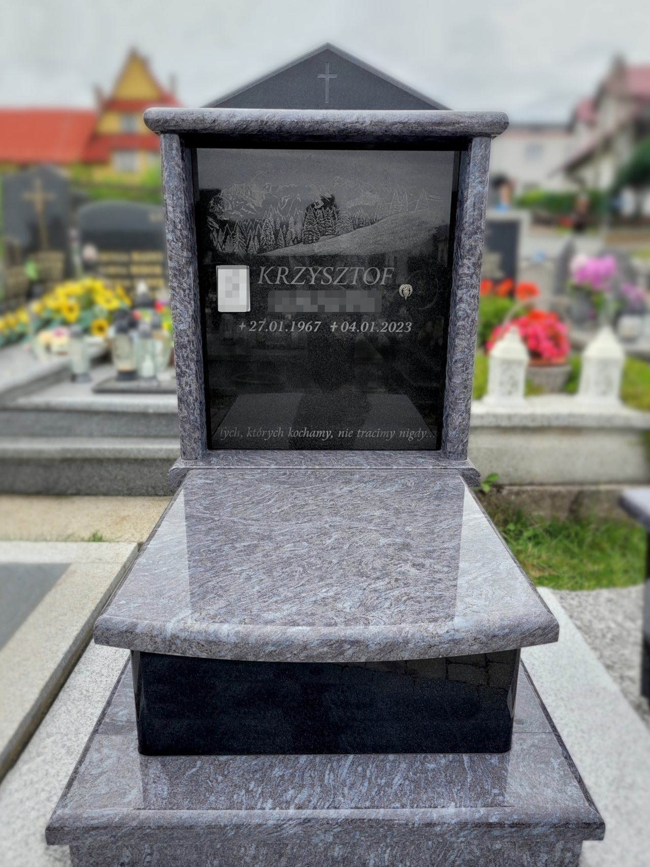 Nagrobek urnowy z granitu "Orion" oraz czarnego "Premium Black" z charakterystycznym daszkiem