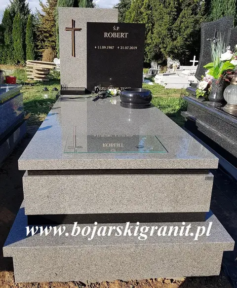 Nagrobek szaro-czarny