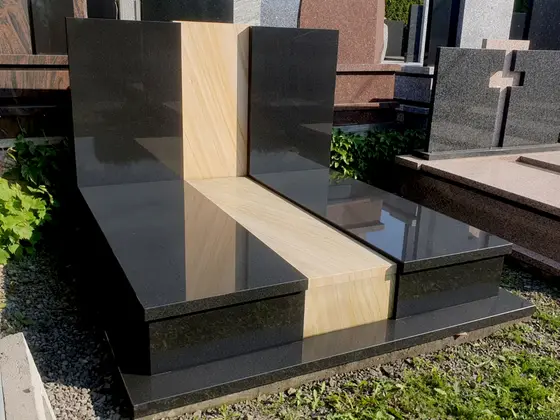 Podwójny nagrobek z czarnego granitu "Premium Black" w połączeniu z piaskowcem "Teakwood"