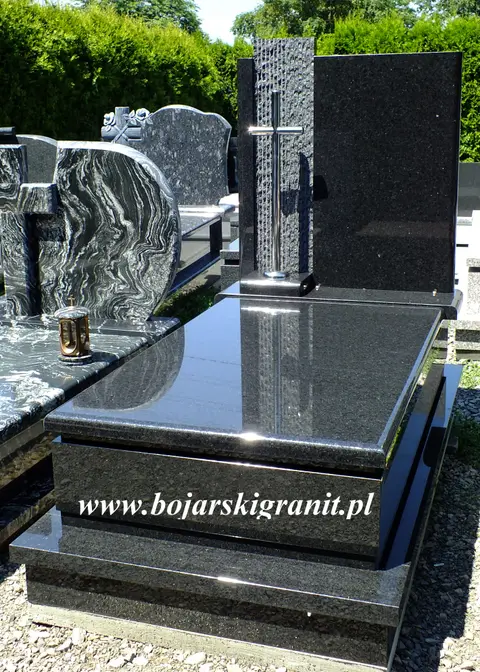 Nowoczesny, elegancki nagrobek z błyszczącego pięknego kamienia importowanego.