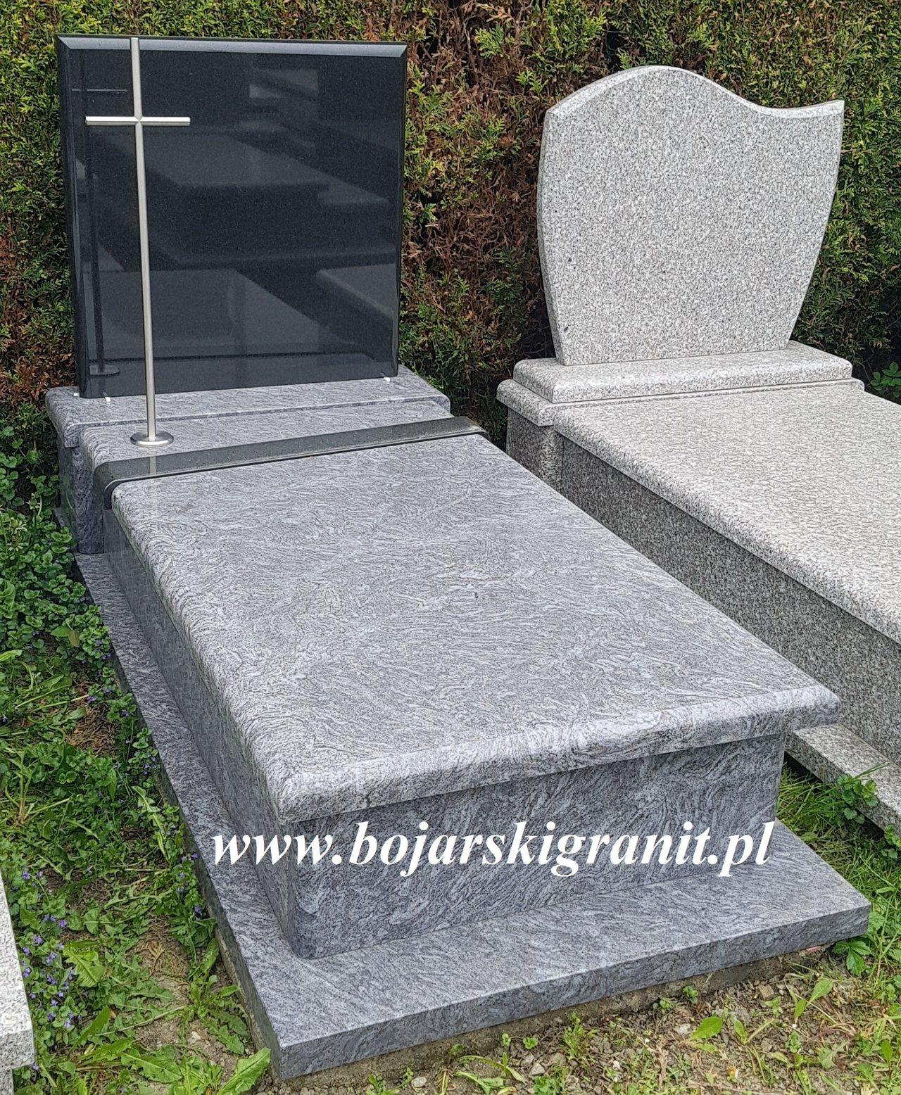 Nagrobek z kamienia "Orion" z czarną tablicą i paskiem ozdobnym czarnym